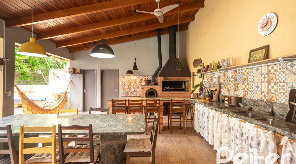Casa à venda com 370m², 4 dormitórios, 4 suítes, 2 vagas, no bairro Tristeza em Porto Alegre