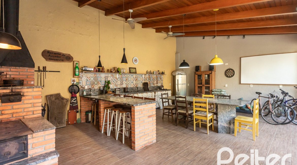 Casa à venda com 370m², 4 dormitórios, 4 suítes, 2 vagas, no bairro Tristeza em Porto Alegre