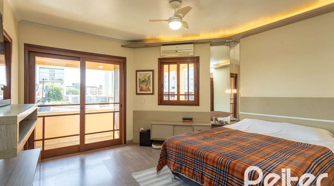 Casa à venda com 370m², 4 dormitórios, 4 suítes, 2 vagas, no bairro Tristeza em Porto Alegre