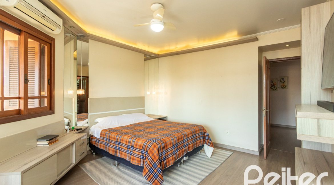 Casa à venda com 370m², 4 dormitórios, 4 suítes, 2 vagas, no bairro Tristeza em Porto Alegre