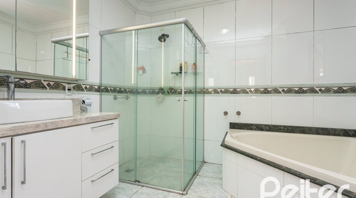 Casa à venda com 370m², 4 dormitórios, 4 suítes, 2 vagas, no bairro Tristeza em Porto Alegre