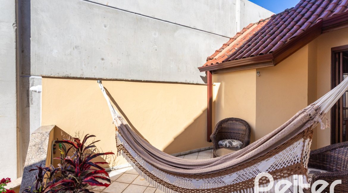 Casa à venda com 370m², 4 dormitórios, 4 suítes, 2 vagas, no bairro Tristeza em Porto Alegre