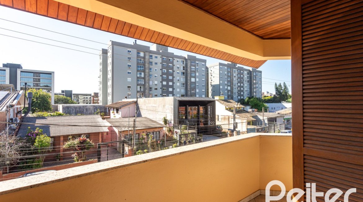 Casa à venda com 370m², 4 dormitórios, 4 suítes, 2 vagas, no bairro Tristeza em Porto Alegre