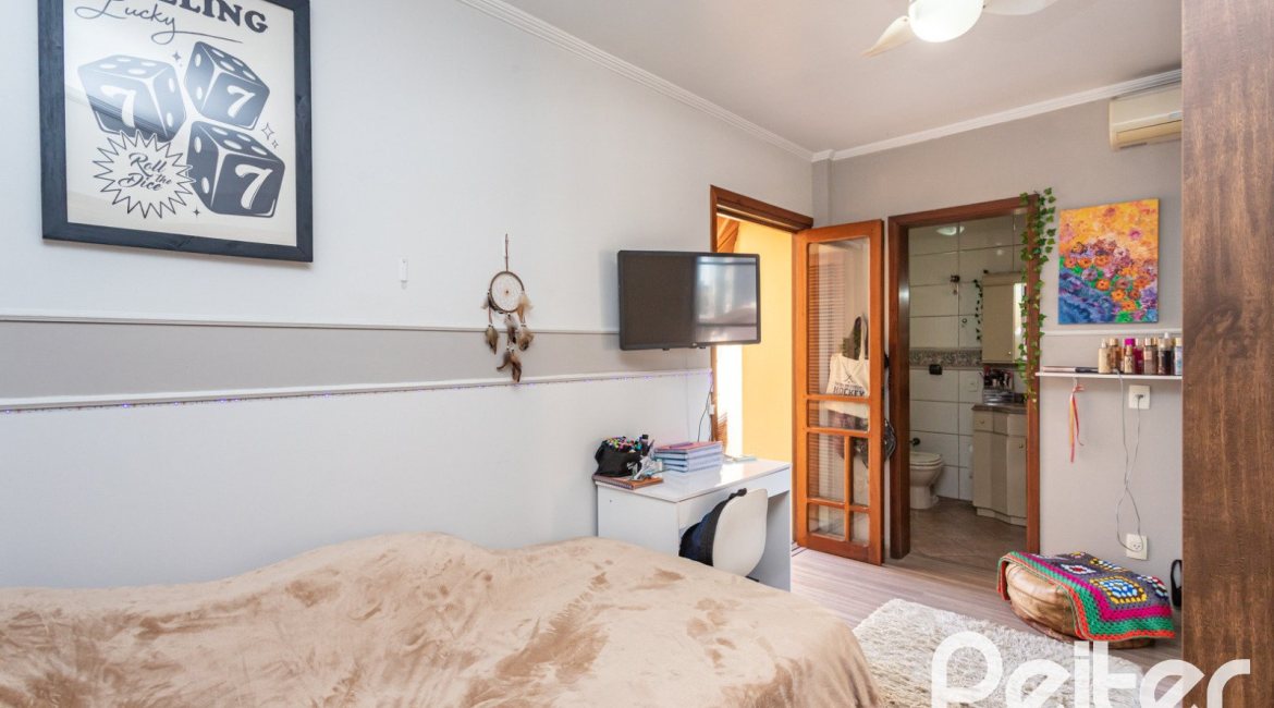 Casa à venda com 370m², 4 dormitórios, 4 suítes, 2 vagas, no bairro Tristeza em Porto Alegre