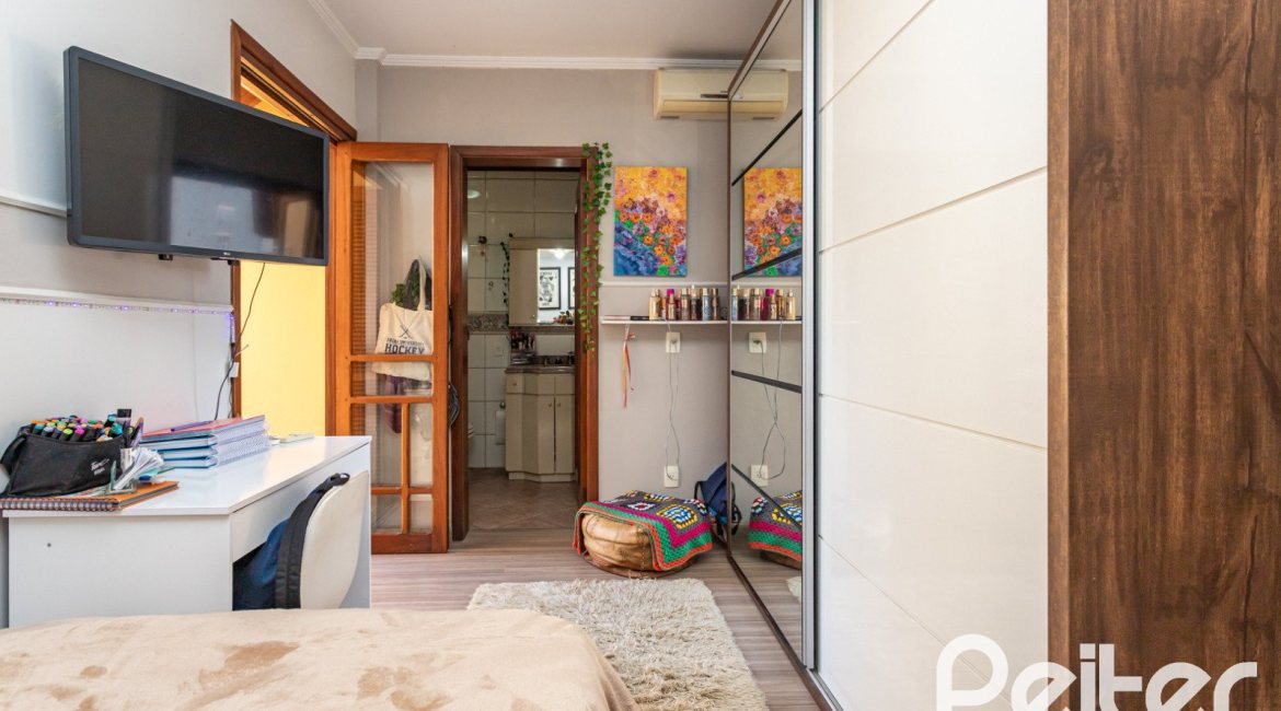 Casa à venda com 370m², 4 dormitórios, 4 suítes, 2 vagas, no bairro Tristeza em Porto Alegre