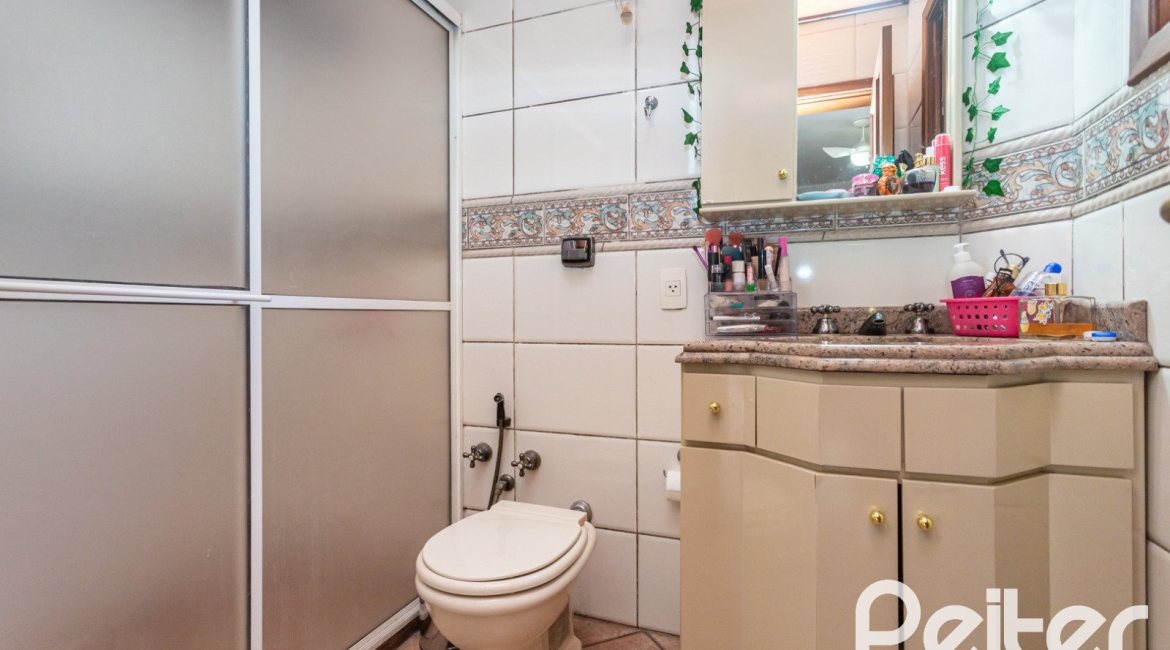 Casa à venda com 370m², 4 dormitórios, 4 suítes, 2 vagas, no bairro Tristeza em Porto Alegre