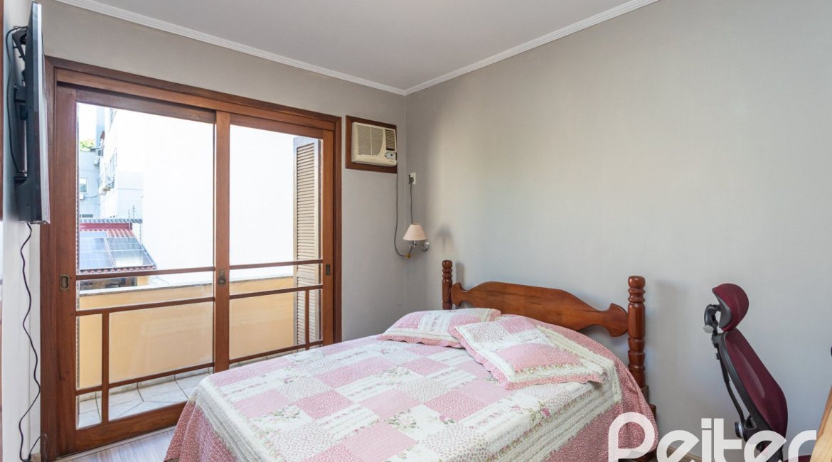 Casa à venda com 370m², 4 dormitórios, 4 suítes, 2 vagas, no bairro Tristeza em Porto Alegre