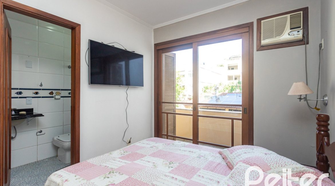 Casa à venda com 370m², 4 dormitórios, 4 suítes, 2 vagas, no bairro Tristeza em Porto Alegre