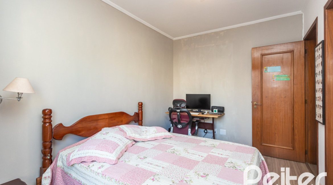 Casa à venda com 370m², 4 dormitórios, 4 suítes, 2 vagas, no bairro Tristeza em Porto Alegre
