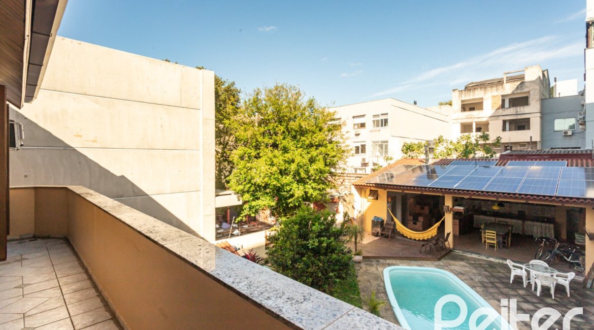 Casa à venda com 370m², 4 dormitórios, 4 suítes, 2 vagas, no bairro Tristeza em Porto Alegre