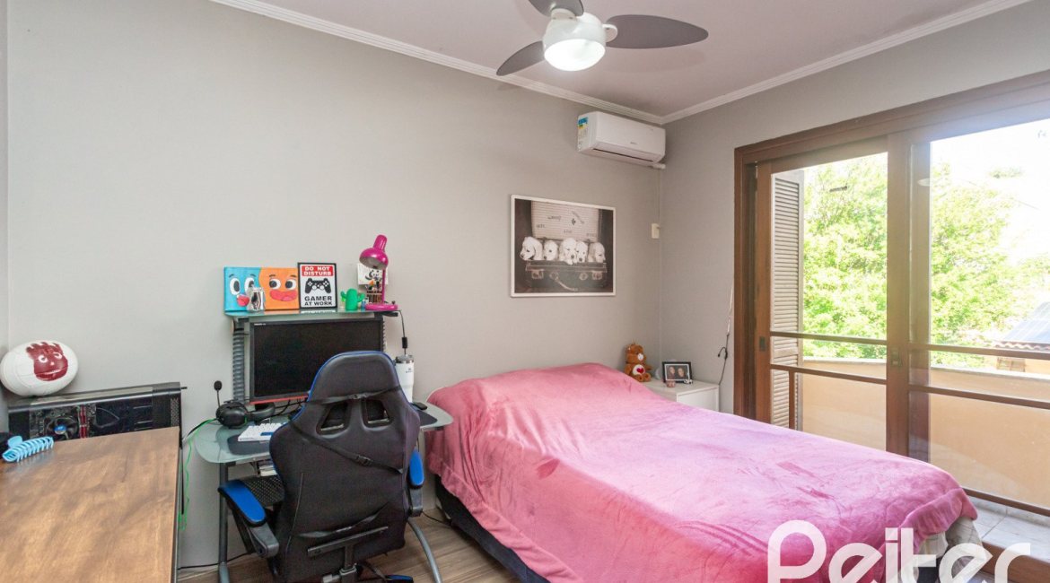Casa à venda com 370m², 4 dormitórios, 4 suítes, 2 vagas, no bairro Tristeza em Porto Alegre