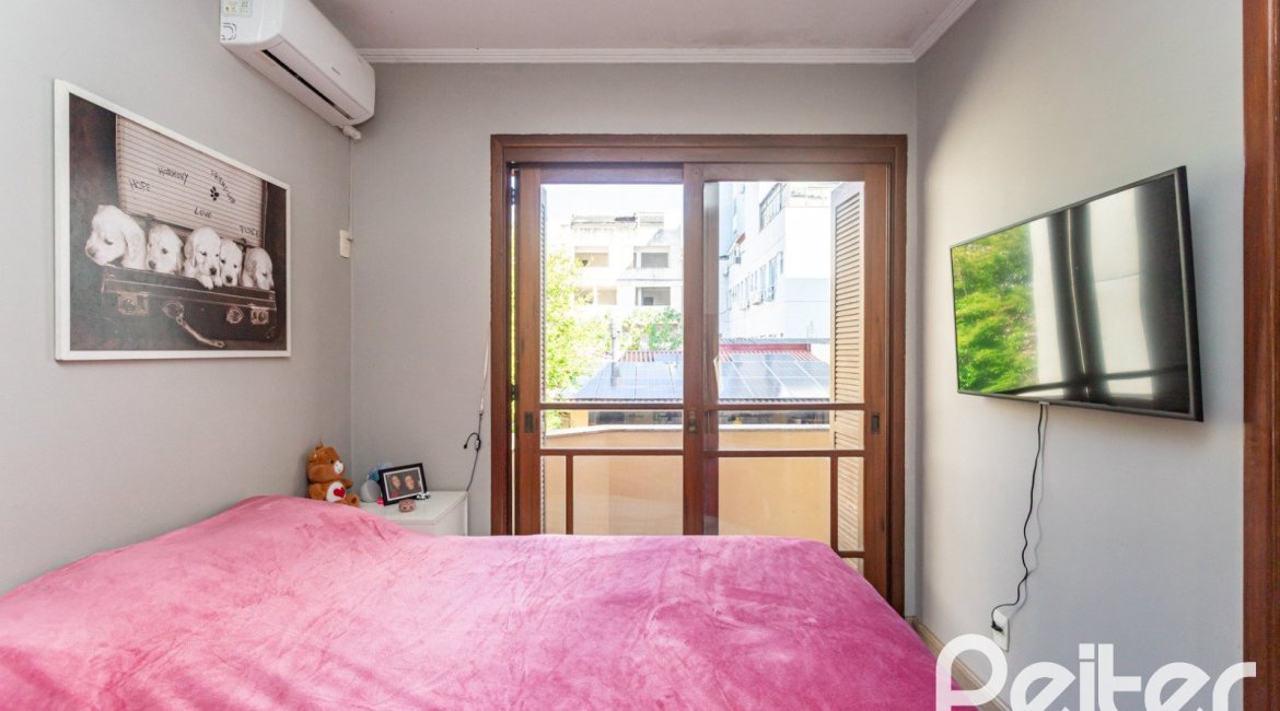 Casa à venda com 370m², 4 dormitórios, 4 suítes, 2 vagas, no bairro Tristeza em Porto Alegre