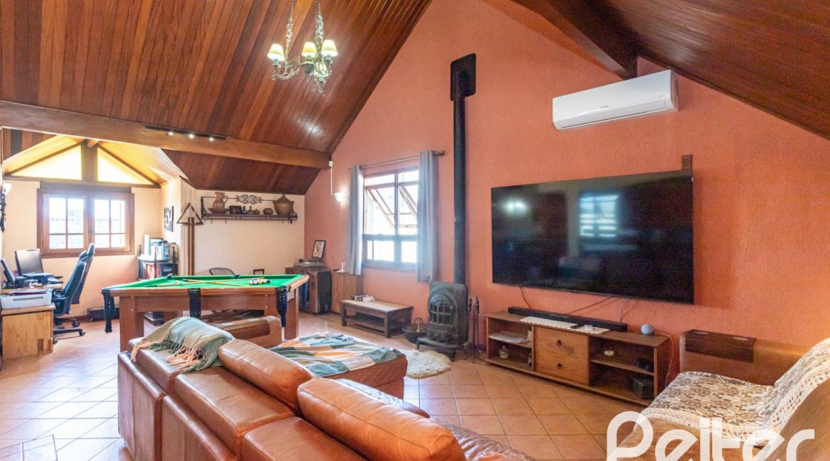 Casa à venda com 370m², 4 dormitórios, 4 suítes, 2 vagas, no bairro Tristeza em Porto Alegre