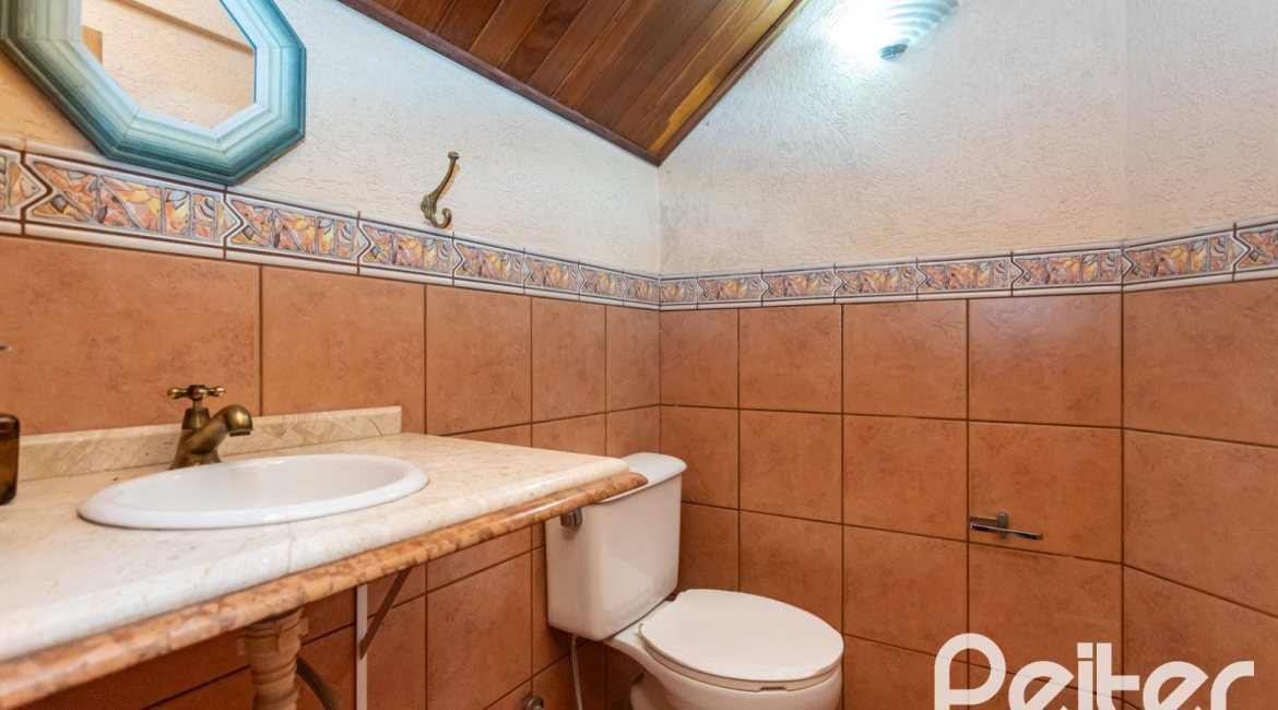 Casa à venda com 370m², 4 dormitórios, 4 suítes, 2 vagas, no bairro Tristeza em Porto Alegre