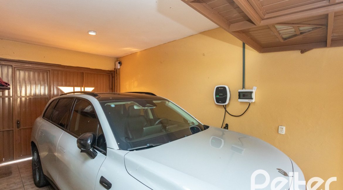 Casa à venda com 370m², 4 dormitórios, 4 suítes, 2 vagas, no bairro Tristeza em Porto Alegre