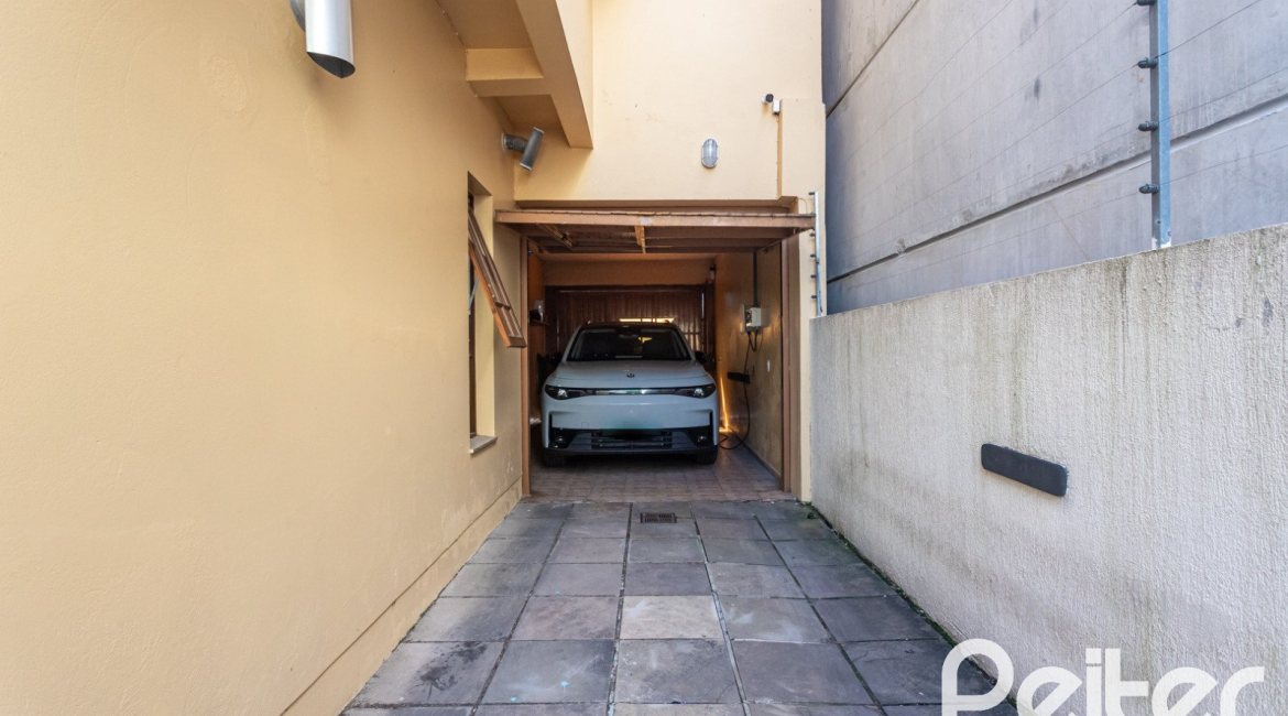 Casa à venda com 370m², 4 dormitórios, 4 suítes, 2 vagas, no bairro Tristeza em Porto Alegre