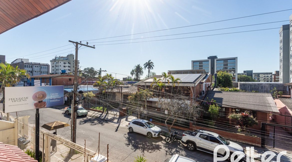 Casa à venda com 370m², 4 dormitórios, 4 suítes, 2 vagas, no bairro Tristeza em Porto Alegre