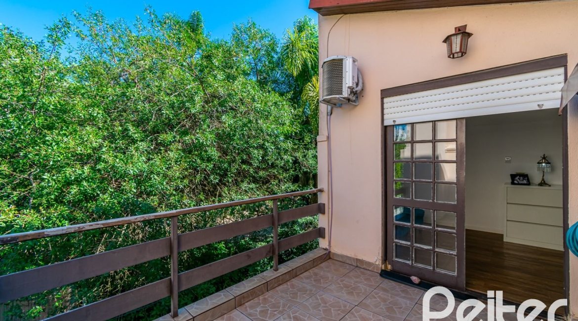 Casa em Condomínio à venda com 160m², 3 dormitórios, 1 suíte, 2 vagas, no bairro Tristeza em PORTO ALEGRE