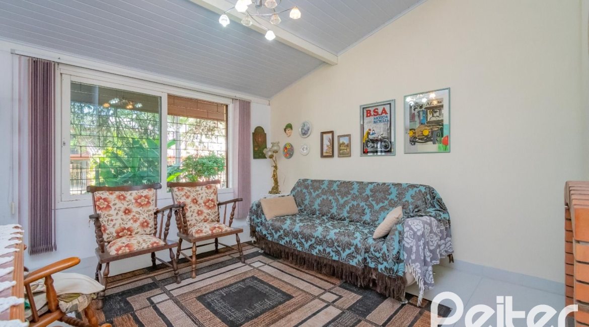 Casa à venda com 180m², 3 dormitórios, 1 suíte, 2 vagas, no bairro Ipanema em Porto Alegre