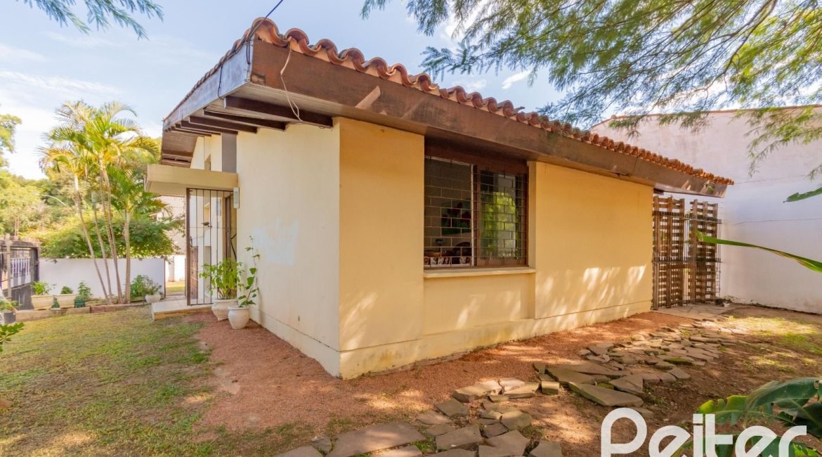 Casa à venda com 180m², 3 dormitórios, 1 suíte, 2 vagas, no bairro Ipanema em Porto Alegre