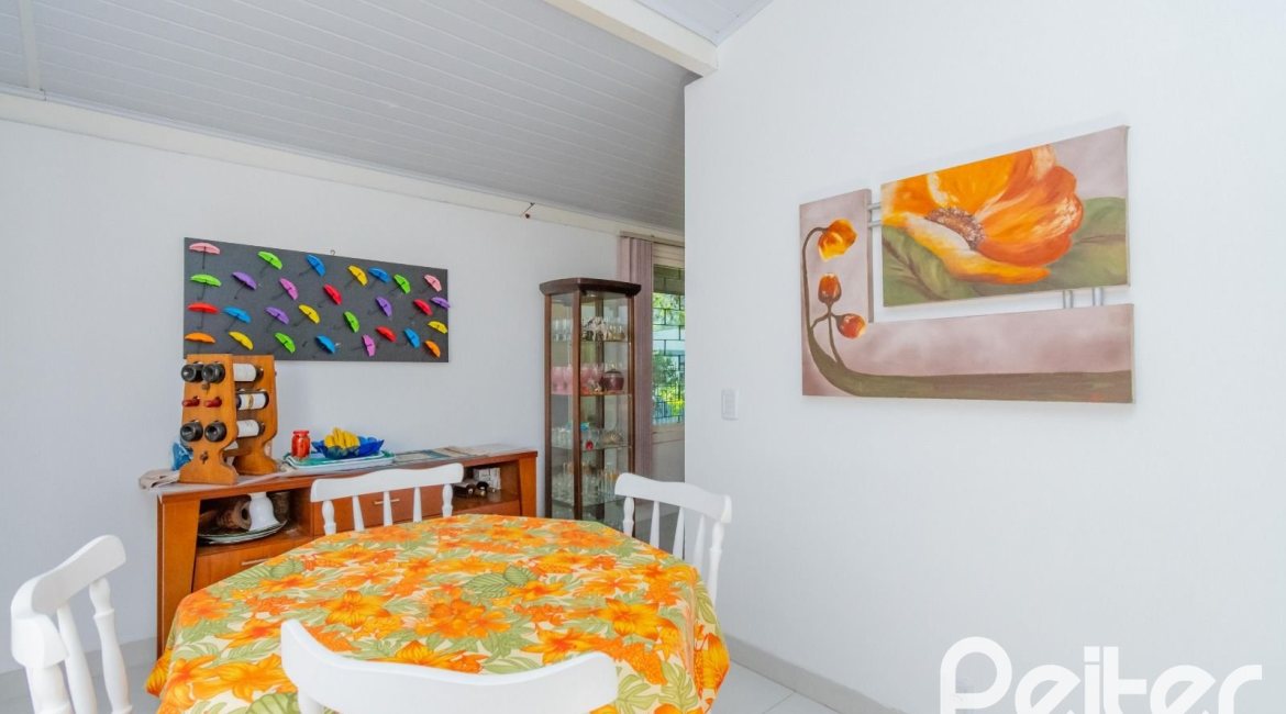 Casa à venda com 180m², 3 dormitórios, 1 suíte, 2 vagas, no bairro Ipanema em Porto Alegre