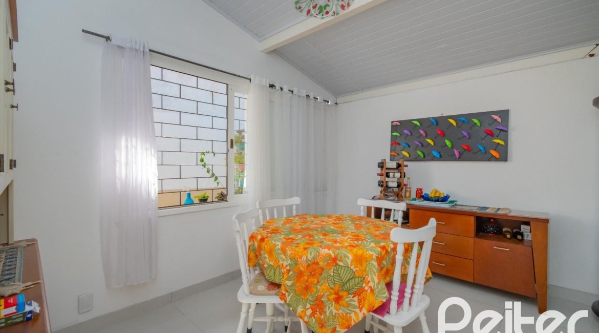 Casa à venda com 180m², 3 dormitórios, 1 suíte, 2 vagas, no bairro Ipanema em Porto Alegre