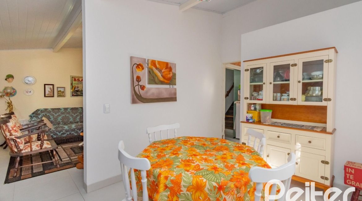 Casa à venda com 180m², 3 dormitórios, 1 suíte, 2 vagas, no bairro Ipanema em Porto Alegre