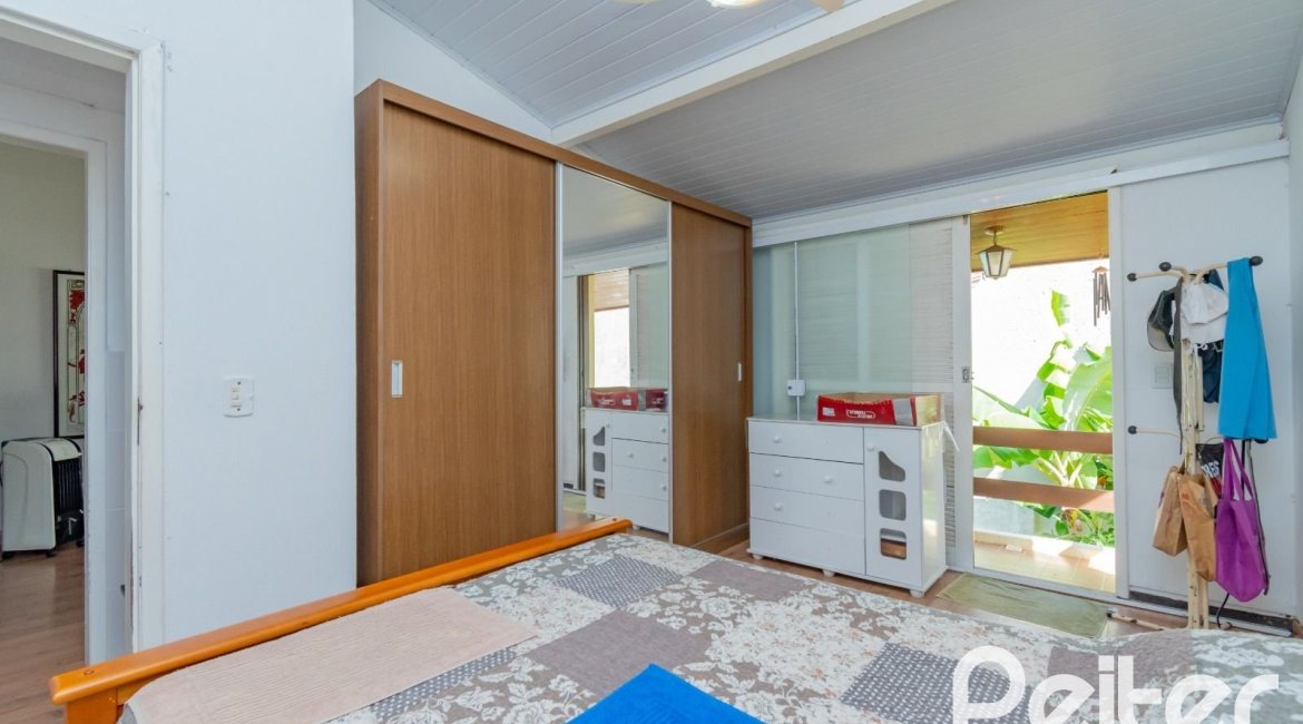 Casa à venda com 180m², 3 dormitórios, 1 suíte, 2 vagas, no bairro Ipanema em Porto Alegre