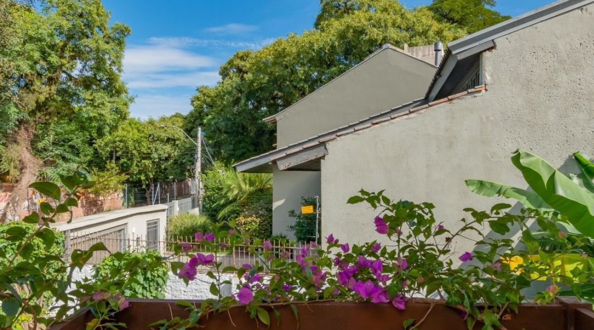 Casa à venda com 180m², 3 dormitórios, 1 suíte, 2 vagas, no bairro Ipanema em Porto Alegre