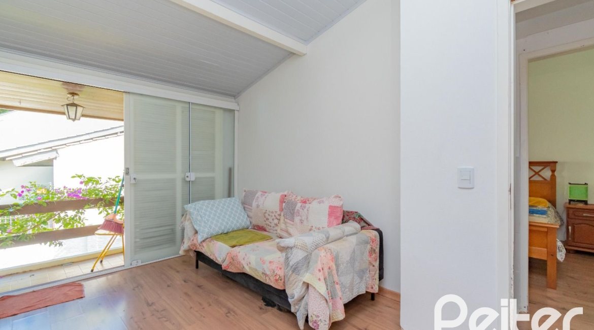 Casa à venda com 180m², 3 dormitórios, 1 suíte, 2 vagas, no bairro Ipanema em Porto Alegre