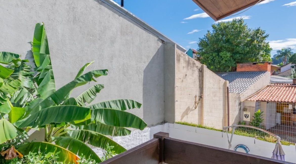 Casa à venda com 180m², 3 dormitórios, 1 suíte, 2 vagas, no bairro Ipanema em Porto Alegre