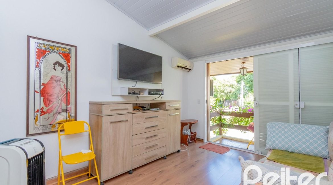 Casa à venda com 180m², 3 dormitórios, 1 suíte, 2 vagas, no bairro Ipanema em Porto Alegre