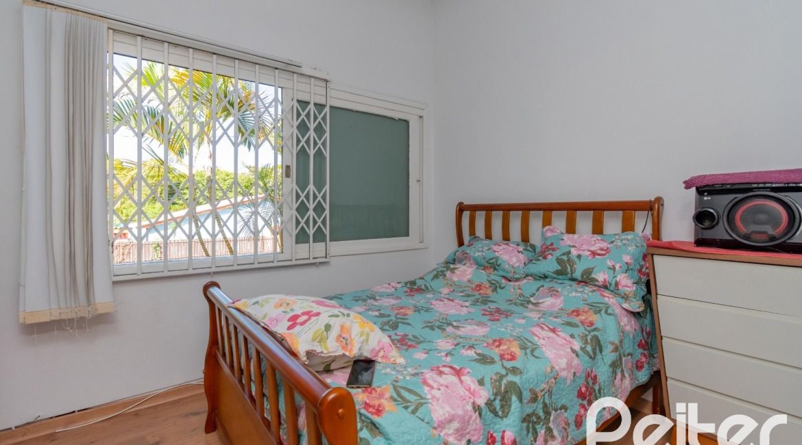 Casa à venda com 180m², 3 dormitórios, 1 suíte, 2 vagas, no bairro Ipanema em Porto Alegre