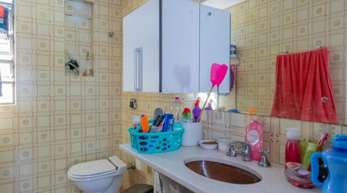 Casa à venda com 180m², 3 dormitórios, 1 suíte, 2 vagas, no bairro Ipanema em Porto Alegre