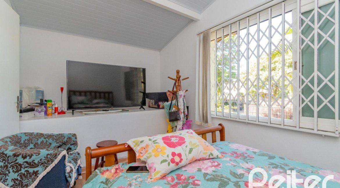 Casa à venda com 180m², 3 dormitórios, 1 suíte, 2 vagas, no bairro Ipanema em Porto Alegre