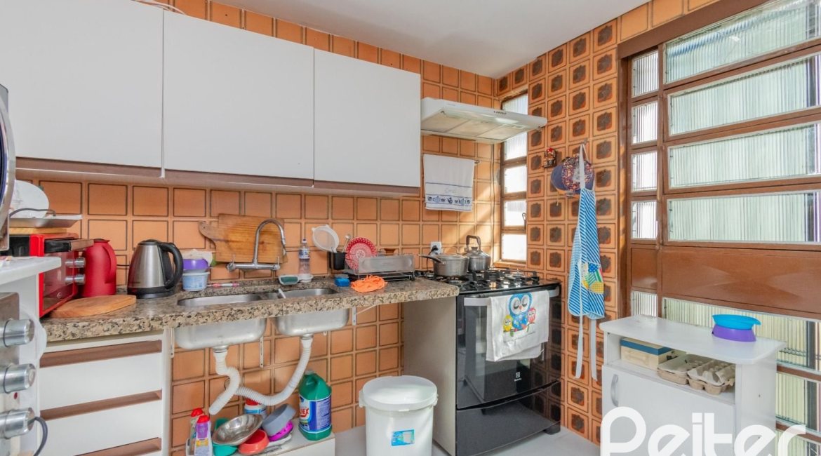 Casa à venda com 180m², 3 dormitórios, 1 suíte, 2 vagas, no bairro Ipanema em Porto Alegre