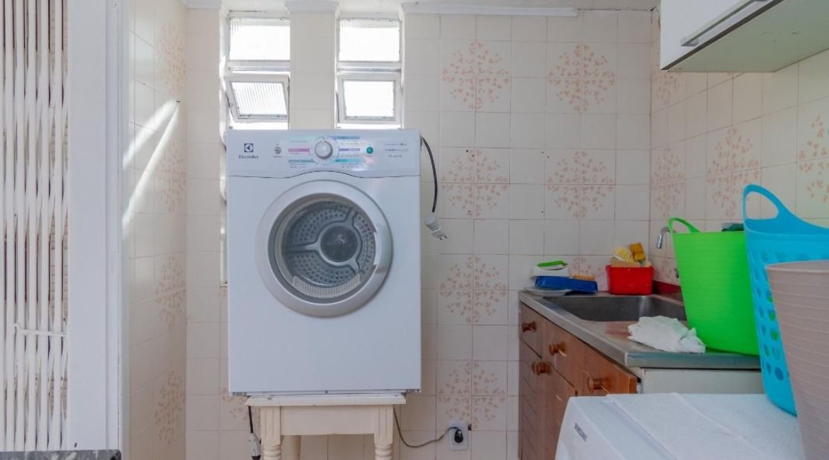 Casa à venda com 180m², 3 dormitórios, 1 suíte, 2 vagas, no bairro Ipanema em Porto Alegre