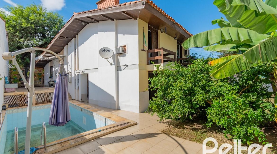 Casa à venda com 180m², 3 dormitórios, 1 suíte, 2 vagas, no bairro Ipanema em Porto Alegre