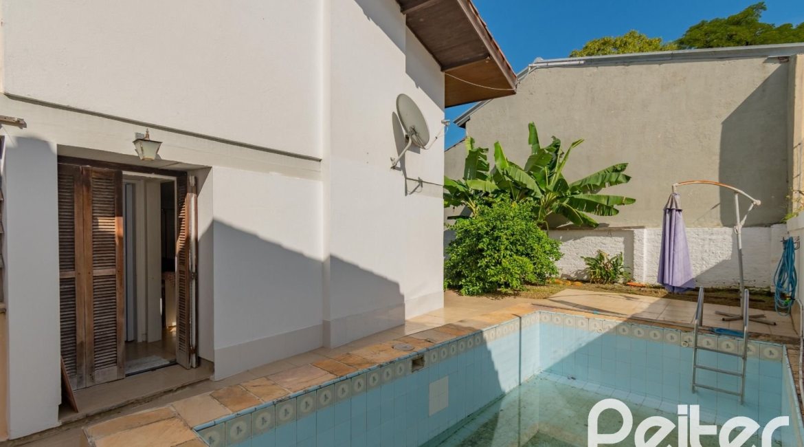 Casa à venda com 180m², 3 dormitórios, 1 suíte, 2 vagas, no bairro Ipanema em Porto Alegre