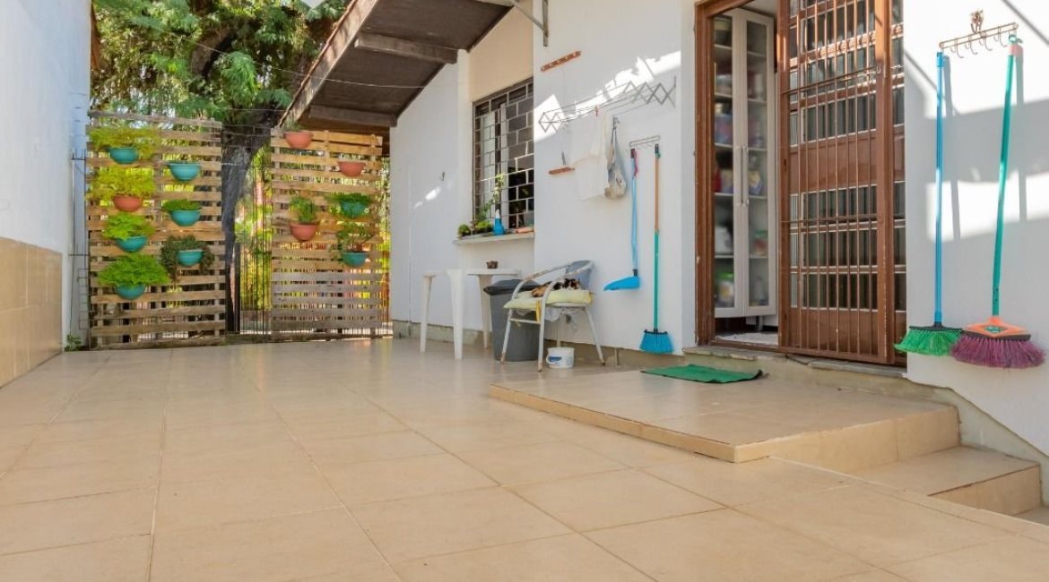 Casa à venda com 180m², 3 dormitórios, 1 suíte, 2 vagas, no bairro Ipanema em Porto Alegre