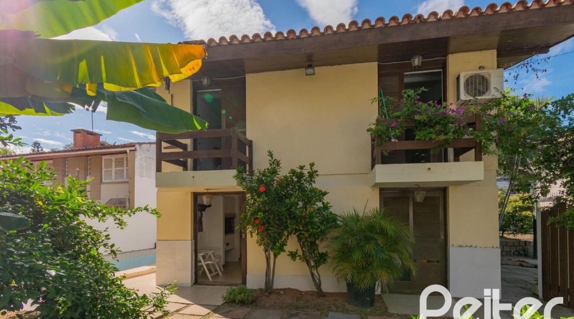 Casa à venda com 180m², 3 dormitórios, 1 suíte, 2 vagas, no bairro Ipanema em Porto Alegre