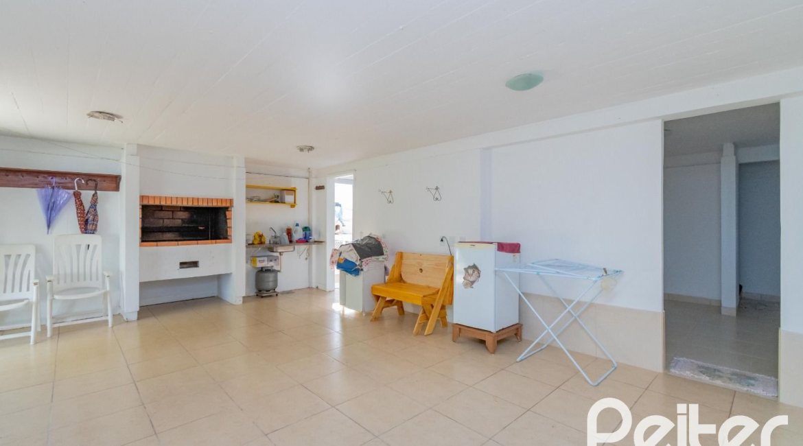 Casa à venda com 180m², 3 dormitórios, 1 suíte, 2 vagas, no bairro Ipanema em Porto Alegre