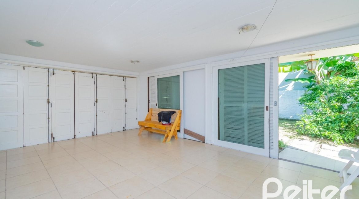 Casa à venda com 180m², 3 dormitórios, 1 suíte, 2 vagas, no bairro Ipanema em Porto Alegre