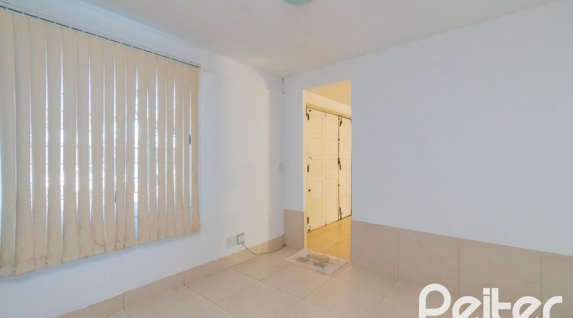 Casa à venda com 180m², 3 dormitórios, 1 suíte, 2 vagas, no bairro Ipanema em Porto Alegre