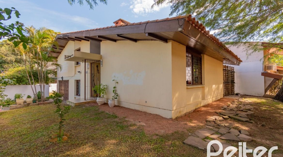 Casa à venda com 180m², 3 dormitórios, 1 suíte, 2 vagas, no bairro Ipanema em Porto Alegre