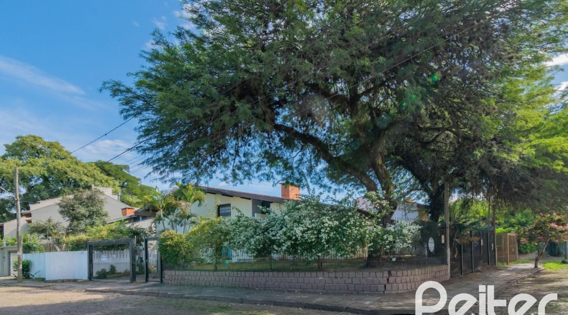 Casa à venda com 180m², 3 dormitórios, 1 suíte, 2 vagas, no bairro Ipanema em Porto Alegre