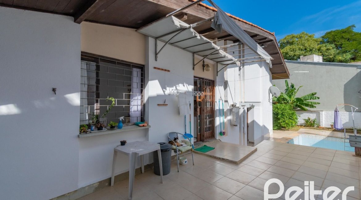 Casa à venda com 180m², 3 dormitórios, 1 suíte, 2 vagas, no bairro Ipanema em Porto Alegre