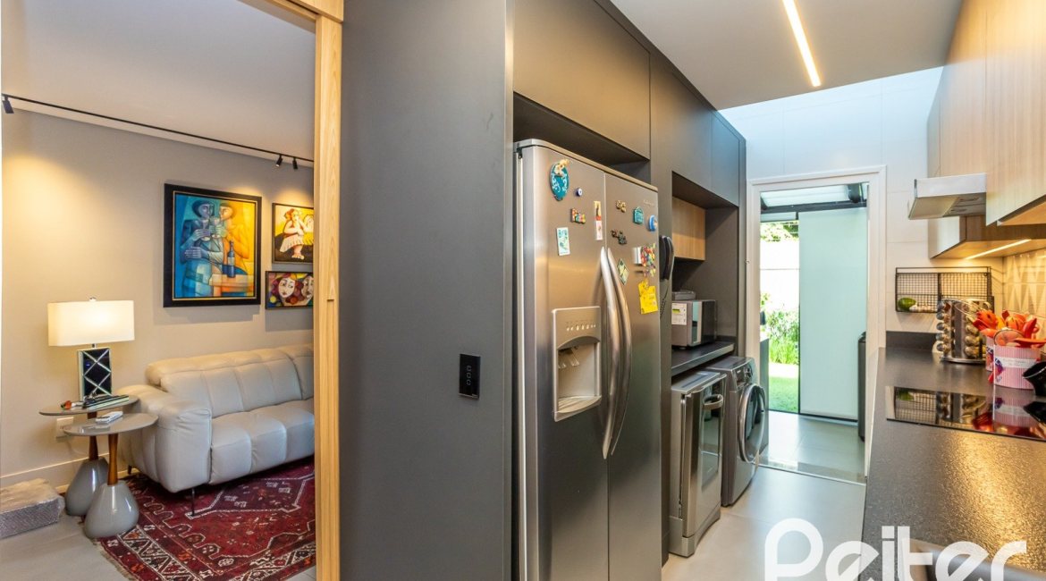 Casa em Condomínio à venda com 240m², 3 dormitórios, 1 suíte, 2 vagas, no bairro Tristeza em Porto Alegre