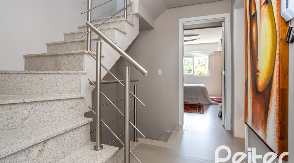 Casa em Condomínio à venda com 240m², 3 dormitórios, 1 suíte, 2 vagas, no bairro Tristeza em Porto Alegre