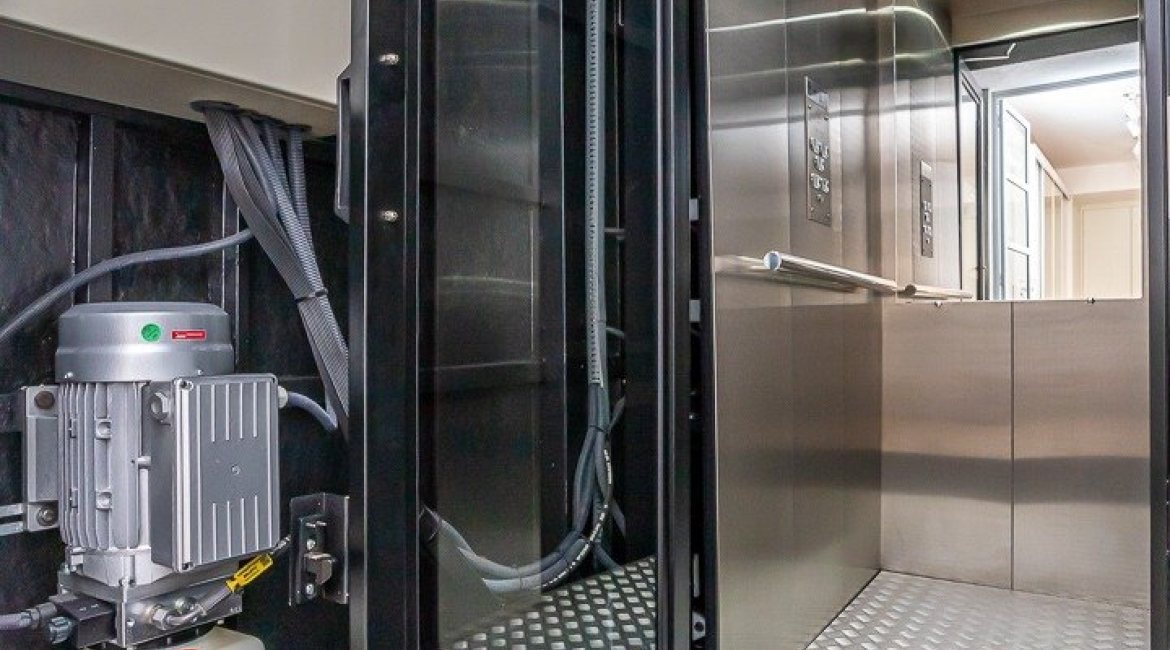 Casa em Condomínio à venda com 240m², 3 dormitórios, 1 suíte, 2 vagas, no bairro Tristeza em Porto Alegre